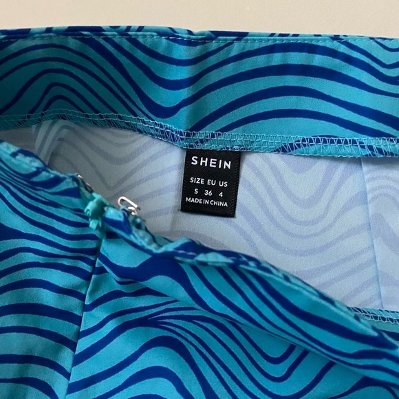 5/$25 NWOT Blue Wave Pattern Skirt - Picture 3 of 4